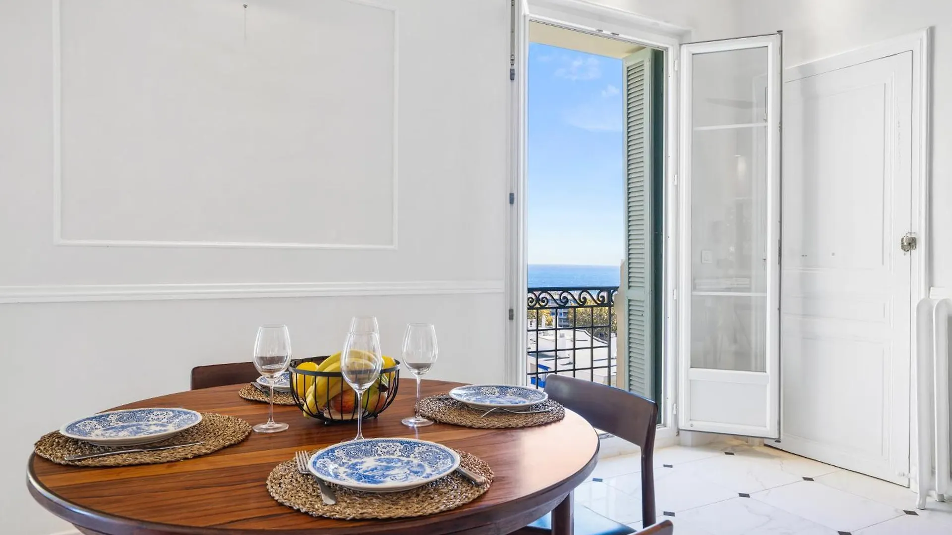 Alexandra Palace, Appartement Belle Epoque Menton, Vue Mer, Parking